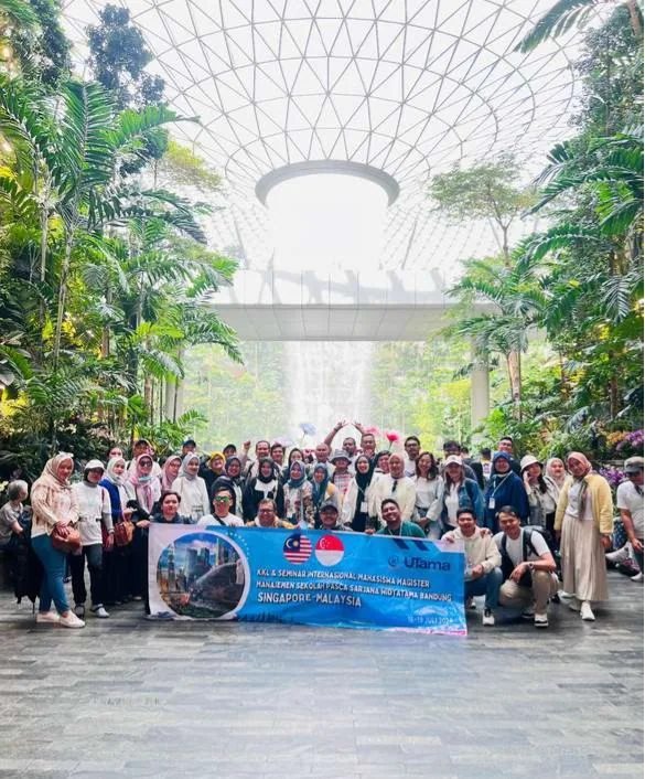 Rombongan Widyatama dengan banner KKL dan seminar internasional di Jewel Changi, Singapura